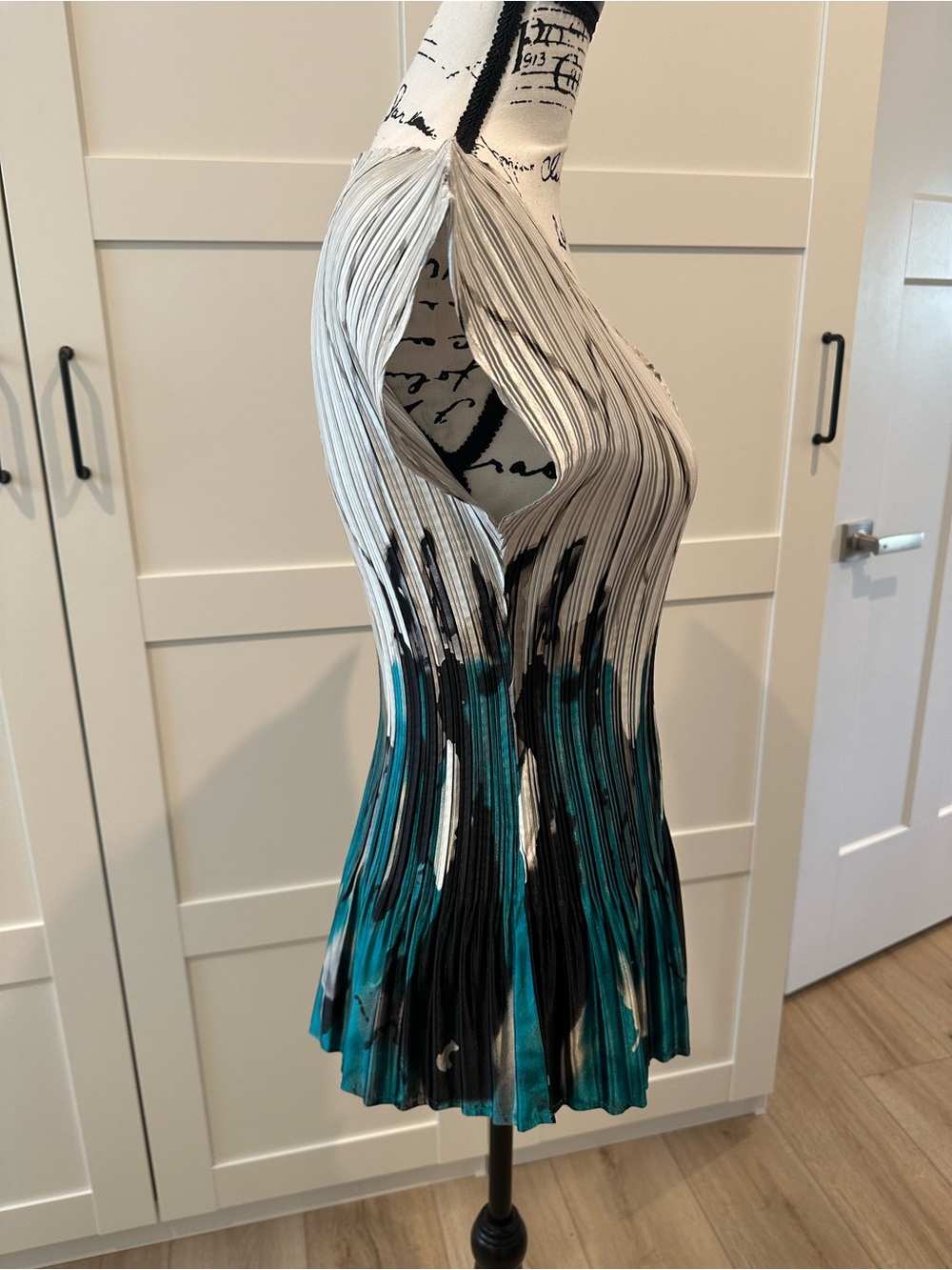 DRESSBARN SIZE LARGEPleated V-Neck. Top in White and Teal. SUPER STRETCHY! - Picture 2 of 11